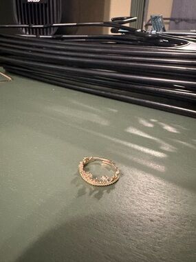 Gold Crown-Style Women's Ring - Elegant Sparkle